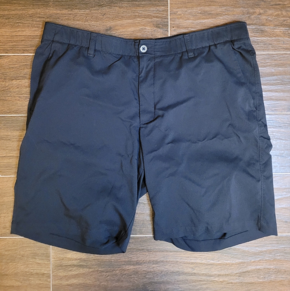 Men's lightweight Under Armour golf shorts‎